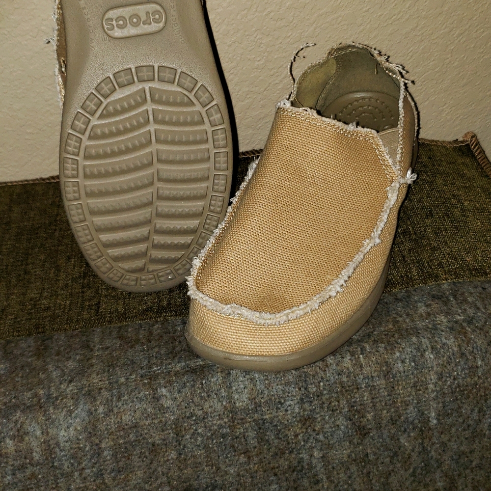 Men's size 7 Crocs Santa Cruz canvas shoes